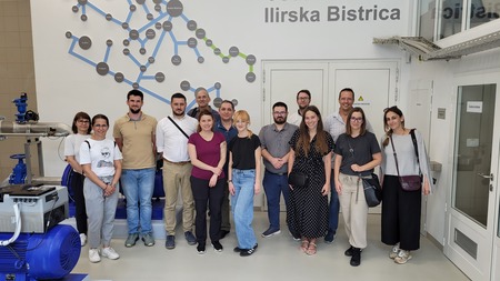 Udeleženci terenskega ogleda na Ilirskobistriškem v vodarni Komunale  Ilirska Bistrica